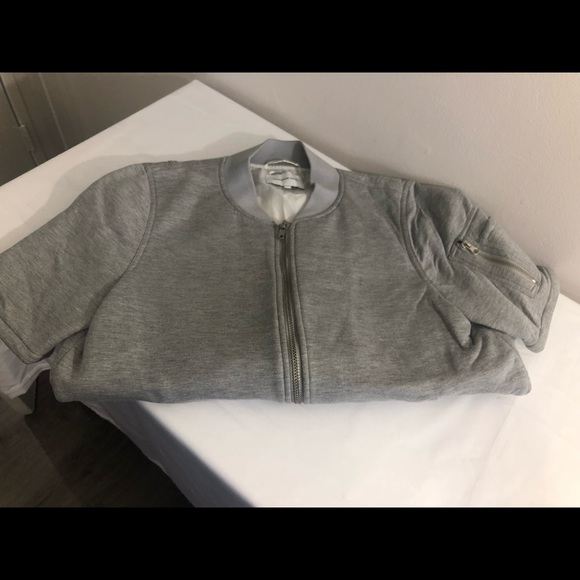 Member only, Grey sleeveless zip up - Picture 2 of 4